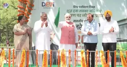 विश्व पर्यावरण दिवस के अवसर पर, प्रधानमंत्री नरेंद्र मोदी ने सतत परिवहन पहल के तहत 20 इलेक्ट्रिक बसों को हरी झंडी दिखाई