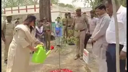 गोंडा: जिलापंचायत परिसर में विश्व पर्यावरण दिवस के अवसर पर जिलापंचायत अध्यक्ष और DM ने मां के नाम पर किया पौधारोपण