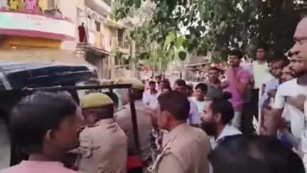 खागा: रक्षपालपुर तिराहे में पुलिस फोर्स और युवक के बीच हुई कहा-सुनी, व्यापारियों में आक्रोश, वीडियो हुआ वायरल, खखरेडू का मामला