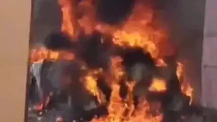 यात्रिक होटल के सामने महिला पॉलिटेक्निक ग्राउंड में खड़ी अर्टिगा कार में लगी आग, कार जलकर हुई खाक, आग पर पाया गया काबू