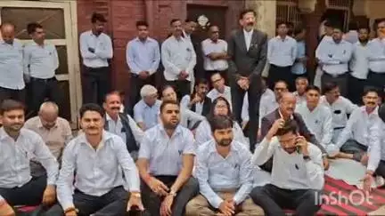 धौलपुर: कोर्ट परिषद में अधिवक्ता चैंबर्स की मांग को लेकर अधिवक्ताओं ने किया स्वैच्छिक कार्य बहिष्कार