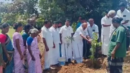 பாலக்கோடு: கரம்பு கிராமத்தில் உலக சுற்றசூழல் தினத்தை முன்னிட்டு திமுக மத்திய ஒன்றியம் சார்பில் மரக்கன்றுகள் நடும் நிகழ்ச்சி
