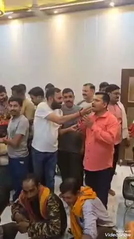 मिर्ज़ापुर: हिंदू युवा वाहिनी के कैंप कार्यालय चौबेटोला में मुख्यमंत्री योगी आदित्यनाथ का जन्मदिन मनाया, मिठाई बांटी गई
