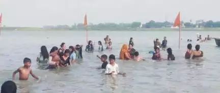 घोसी: गंगा दशहरा पर श्रद्धा का सैलाब, दोहरीघाट स्थित उत्तर वाहिनी सरयू तट पर हजारों श्रद्धालुओं ने लगाई आस्था की डुबकी