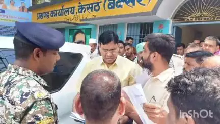 केसठ: केसठ प्रखंड कार्यालय पहुंचे नवपदस्थापित डीएम, अधिकारियों से की मुलाकात और दी सख्त हिदायतें