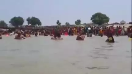 बख्तियारपुर: गंगा दशहरा पर ग्यासपुर समेत विभिन्न गंगा घाटों पर गंगा स्नान के लिए उमड़ी श्रद्धालुओं की भीड़