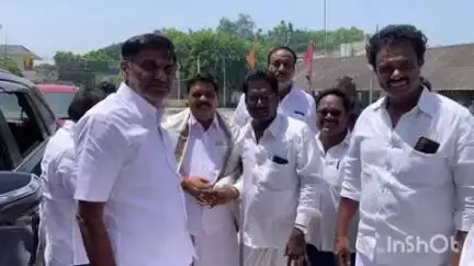 ஆற்காடு: ஆற்காடு நெல் அரிசி வியாபாரிகள் சங்க திருமண மண்டபத்தில் நடைபெற்ற அதிமுக நிர்வாகி இல்ல திருமண விழாவில் முன்னாள் அமைச்சர் பங்கேற்பு