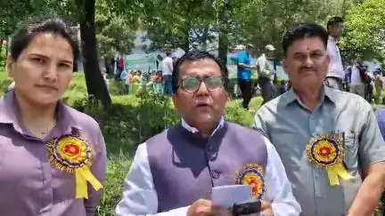 पिथौरागढ़: भाटकोट में आयोजित 'एक पेड़ माँ के नाम' कार्यकम में डीएम ने की शिरकत, विश्व पर्यावरण दिवस पर लोगों को दी शुभकामनाएं