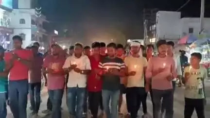 मधेपुरा: दुष्कर्म पीड़िता को न्याय दिलाने और स्वास्थ्य मंत्री के इस्तीफे की मांग को लेकर मधेपुरा में NSUI ने निकाला कैंडल मार्च