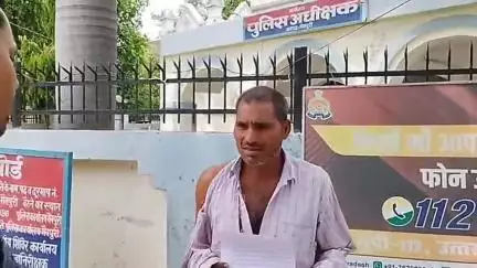 भोगांव: ग्राम रुई में उगाई पर लिए खेत पर काम करने गए दलित व्यक्ति के साथ दबंगों ने की मारपीट, पीड़ित ने SP से की शिकायत