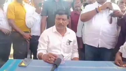 మార్కాపురం: తర్లుపాడులో అటవీశాఖ అధికారులపై ఆగ్రహం వ్యక్తం చేస్తూ వైసీపీకి పనిచేస్తున్నారని ఆరోపించిన ఎమ్మెల్యే నారాయణరెడ్డి