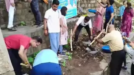 चंदेरी: चंदेरी दौरे पर आए कलेक्टर ने किया श्रमदान, मां जागेश्वरी मंदिर के पास सागर ताल में की साफ-सफाई