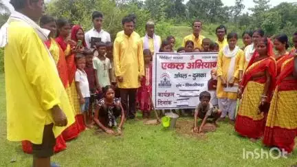 शिकारीपाड़ा: एकल अभियान द्वारा इंद्रबणी गांव में गंगा दशहरा एवं विश्व पर्यावरण दिवस मनाया गया