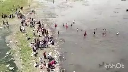 नकुड: गंगा दशहरा के पर्व पर शाहजहांपुर की यमुना नदी में स्नान करने पहुंच रहे श्रद्धालु