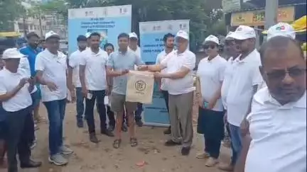 आदित्यपुर गम्हरिया: JSPCB टीम ने प्लास्टिक मुक्त पर्यावरण के लिए आदित्यपुर में चलाया जागरूकता अभियान, कपड़े के थैले वितरित किए