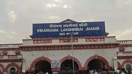 झांसी: वीरांगना लक्ष्मीबाई झांसी रेलवे स्टेशन बना दिव्यांग फ्रेंडली, दृष्टि बाधित व मूकबधिर यात्रियों के लिए अलग-अलग सुविधाएं