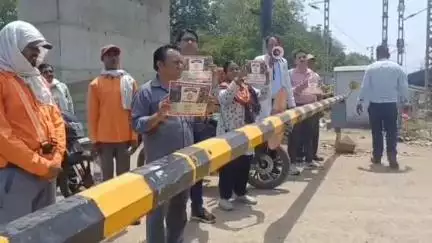 नरसिंहपुर: रेलवे क्रॉसिंग पर रेल विभाग द्वारा अंतर्राष्ट्रीय समपार फाटक दिवस पर जागरूकता अभियान