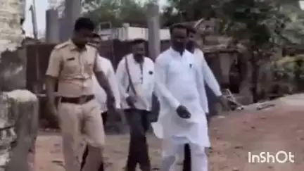 चिखलदरा: वाघाच्या हल्ल्यात मृत झालेल्या मन्नू जावरकर यांच्या परिवाराला आमदार केवलराम काळे यांनी भेट देऊन दिली आर्थिक मदत