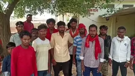 दुधि: झारो गांव में एक बाइक सड़क किनारे रखी ईंटों के ढेर से टकराई, बाइक सवार एक युवक की हुई मौत; दूसरा घायल