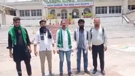 नौगढ़: AIMIM के लोगों ने अपने कई मांगों को लेकर कलेक्ट्रेट पर किया प्रदर्शन, जिलाधिकारी को दिया ज्ञापन