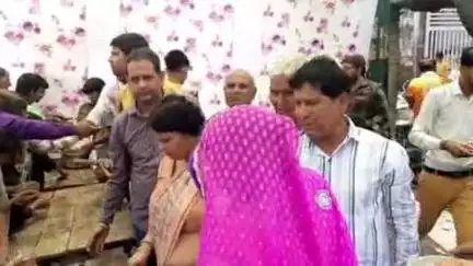 नगर के हापुड़ मार्ग पर सरकारी अस्पताल के चिकित्सकों ने विशाल भंडारे का किया आयोजन, नगर में हो रही प्रशंसा