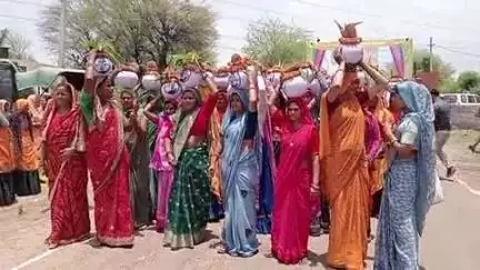 दौसा: वंदे गंगा जल संरक्षण-जन अभियान के तहत गेटोलाव सरोवर पर निकाली गई कलश यात्रा