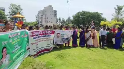 పట్టణంలోని గణపతి నగర్‌ పార్కులో మున్సిపల్ ఛైర్‌పర్సన్, కమిషనర్ ఆధ్వర్యంలో వనం మనం కార్యక్రమం