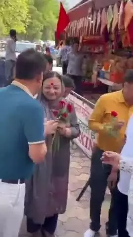पंचकूला: भाजपा अध्यक्ष जेपी नड्डा की पत्नी डॉ. मल्लिका नड्डा ने कालका के प्राचीन काली माता मंदिर में टेका माथा