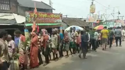 তমলুক: খোদামবাড়ি বড় পুলে শপথবাক্য পাঠ, বৃক্ষরোপণ ও চারা বিতরণের মধ্যে দিয়ে বিশ্ব পরিবেশ দিবস পালন স্বেচ্ছাসেবী সংস্থা 'নীড়'-এর