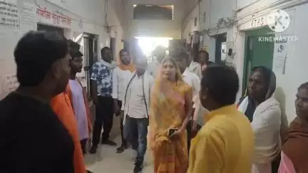 चेनारी: चेनारी प्रखंड मुख्यालय या अंचल कार्यालय पर समय से नहीं पहुँच रहे पदाधिकारी, प्रखंड प्रमुख ने किया निरीक्षण
