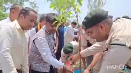 बेमेतरा: विश्व पर्यावरण दिवस के अवसर पर बेमेतरा के स्वामी विवेकानंद स्टेडियम में वन मंत्री केदार कश्यप ने किया पौधारोपण