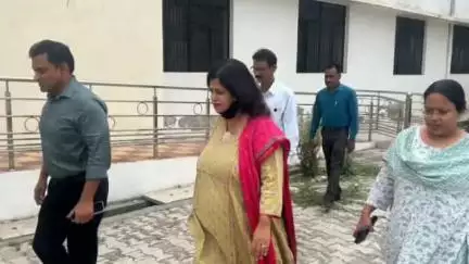 शाहजहांपुर: सीडीओ ने 100 छात्राओं के छात्रावास निर्माण के लिए जीजीआईसी की पुरानी बिल्डिंग की भूमि का निरीक्षण किया, दिए निर्देश
