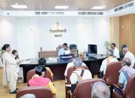 जिलाधिकारी, पटना द्वारा समाहरणालय में आयोजित ‘जिला जनता दरबार’ में 42 लोगों से मिलकर उनकी समस्याओं को सुना गया तथा समाधान की कार्रवाई की गई।