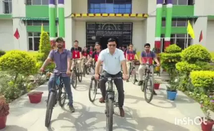 जवाली: चलवाड़ा के एक निजी स्कूल में मनाया गया विश्व साइकिल दिवस और विश्व पर्यावरण दिवस, साइकिल रेस के साथ किया पौधारोपण