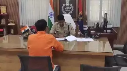 मऊ: बकवल स्थित एसपी कार्यालय में एसपी इलामारन जी द्वारा की गई जनसुनवाई, लगभग 25 मामलों के निस्तारण के दिए निर्देश