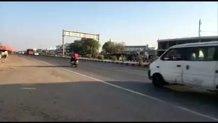 વાંકાનેર: વાંકાનેરના ચંદ્રપુર નજીક હાઇવે પર ડબલ સવારી બાઇકને કાર ચાલકે હડફેટે લેતાં સર્જાયો અકસ્માત….