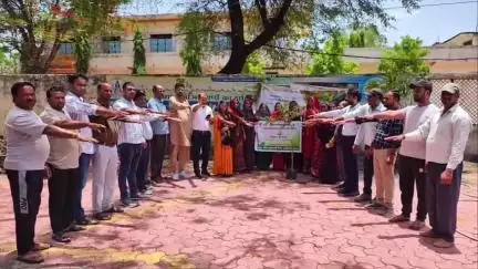 मुंगावली: 'अमृत मित्र' पहल के तहत सिद्धेश्वर मंदिर परिसर में 'वूमन फॉर ट्री' अभियान में वृक्षारोपण किया गया