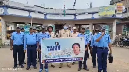 কেশপুর: সম্প্রতি হয়ে যাওয়া কয়েকটি পথ দুর্ঘটনার কথা মাথায় রেখে ফের পথ সচেতনতায় আনন্দপুর থানার পুলিশ