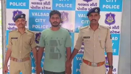 વલસાડ: બેચર રોડ ઉપર આવેલા બંધ ફ્લેટમાં થયેલી ચોરીનો ભેદ ઉકેલાયો જમાઈ ઝડપાયો સસરો હજી ફરાર
