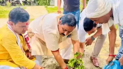अरेराज: विश्व पर्यावरण दिवस के अवसर पर अरेराज अनुमंडल कार्यालय परिसर में किया गया पौधारोपण