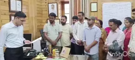 चम्बा: टिपरा स्कूल में कार्यरत अध्यापक का तबादला रोकने के लिए ग्रामीण हुए एकजुट, डीसी को सौंपा मांग पत्र