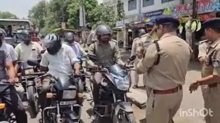 शाजापुर: विश्व पर्यावरण दिवस: एसपी की अनूठी पहल, यातायात नियमों का पालन करने वालों को पौधे वितरित किए