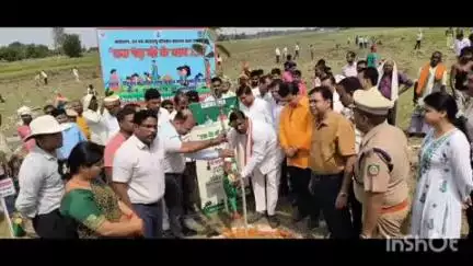 बलरामपुर: सदर विधायक, जिला अधिकारी और डीएफओ ने विश्व पर्यावरण दिवस पर हंसुआ डोल में किया वृक्षारोपण