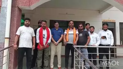 जलालाबाद: जलालाबाद का नाम परशुरामपुरी रखने के लिए हिंदू संगठनों के कार्यकर्ताओं ने नायब तहसीलदार को सौंपा ज्ञापन