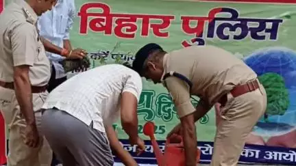 गया टाउन सीडी ब्लॉक: विश्व पर्यावरण दिवस पर गया पुलिस लाइन केंद्र में एसएसपी आनंद कुमार द्वारा पौधारोपण