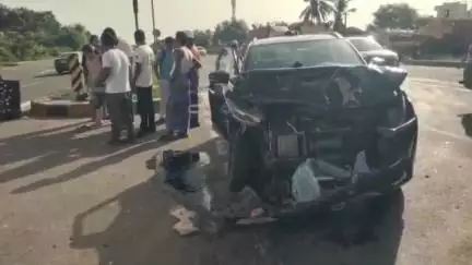 திண்டிவனம்: ஜக்காம்பேட்டை தேசிய நெடுஞ்சாலை கடக்க முயன்ற  முதியவர் மீது மோதாமல் இருக்க பிரேக் போட்டதால் அடுத்தடுத்த இரு கார்கள் விபத்துக்குள்ளானதில் பெண் உள்