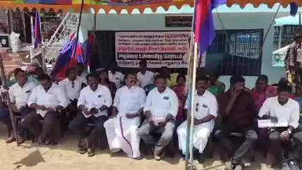 அகஸ்தீஸ்வரம்: கன்னியாகுமரியை தனி தொகுதியாக அறிவிக்க கோரி நாகர்கோவிலில் விளையாட்டு அரங்கம் முன்பு தமிழ்நாடு தலித் உரிமைகள் இயக்கத்தினர் போராட்டம்