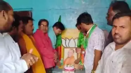 हाथरस: मुरसान गेट स्थित पूर्व जिला महामंत्री के प्रतिष्ठान पर भाजपा कार्यकर्ताओं ने धूमधाम से मुख्यमंत्री योगी का जन्मदिन मनाया