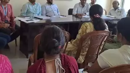 मोतिहारी: संग्रामपुर पीएचसी में प्रभारी चिकित्सा पदाधिकारी ने कर्मियों के साथ की समीक्षा बैठक