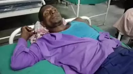 তুফানগঞ্জ ১: ছাটরামপুর হাইস্কুল সংলগ্ন এলাকায় সাইকেল আরোহী কে বাঁচাতে নিয়ন্ত্রণ হারিয়ে টোটো উল্টে আহত চালক